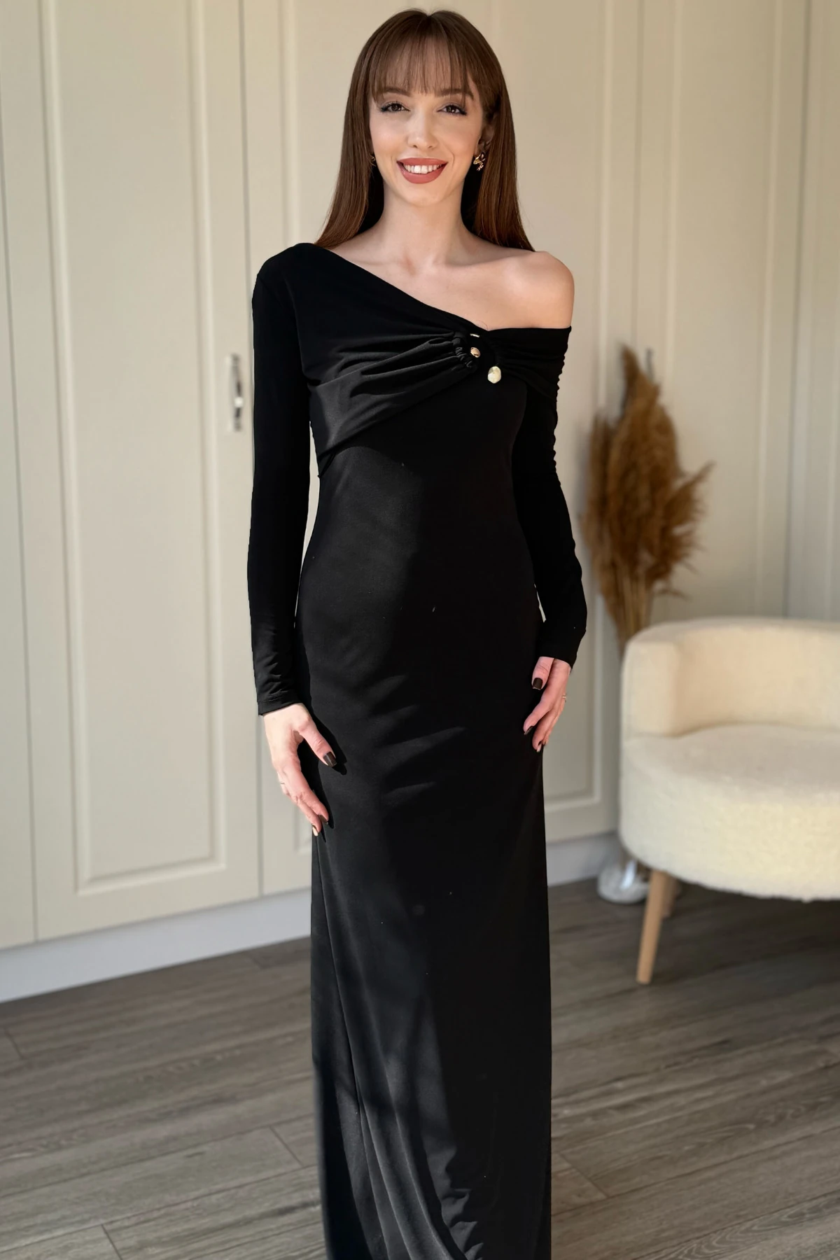 Tek Omuz Uzun Kol Tokalı Yaka Zarif Maxi Siyah Elbise