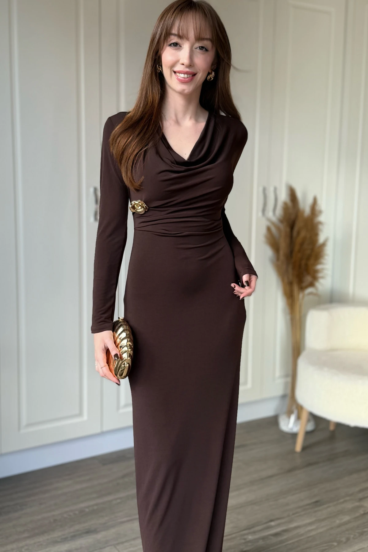 Çıkarılabilir Broş Detaylı Degaje Yaka Uzun Elbise