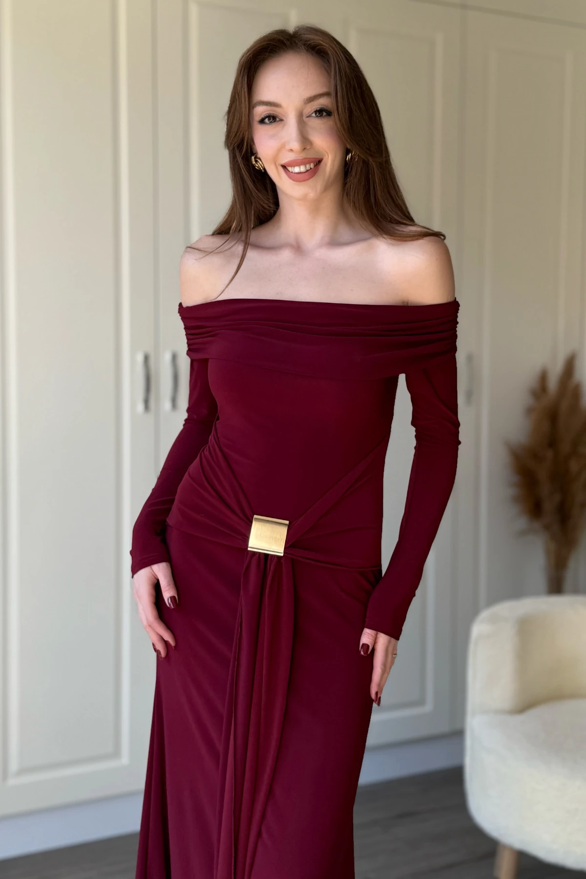 Omuzları Açık Gold Aksesuarlı Bel Detaylı Midi Bordo Elbise