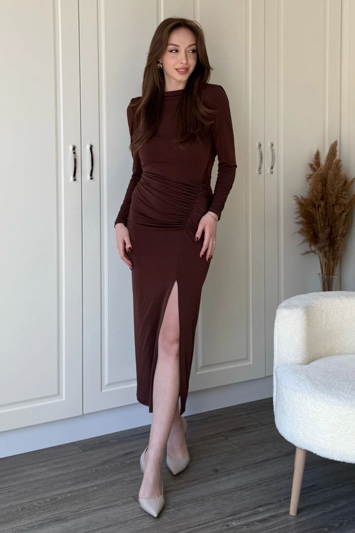 Uzun Kollu Sandy Kumaş Sırt Dekolteli Yırtmaçlı Midi Kahverengi Elbise