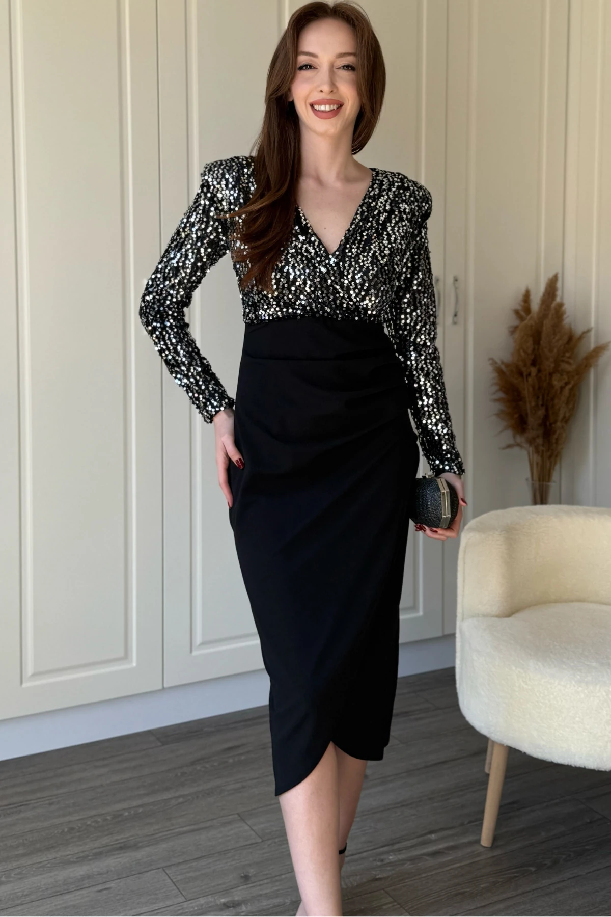 Pullu V Yaka Parıltılı Vatkalı Zarif Midi Elbise