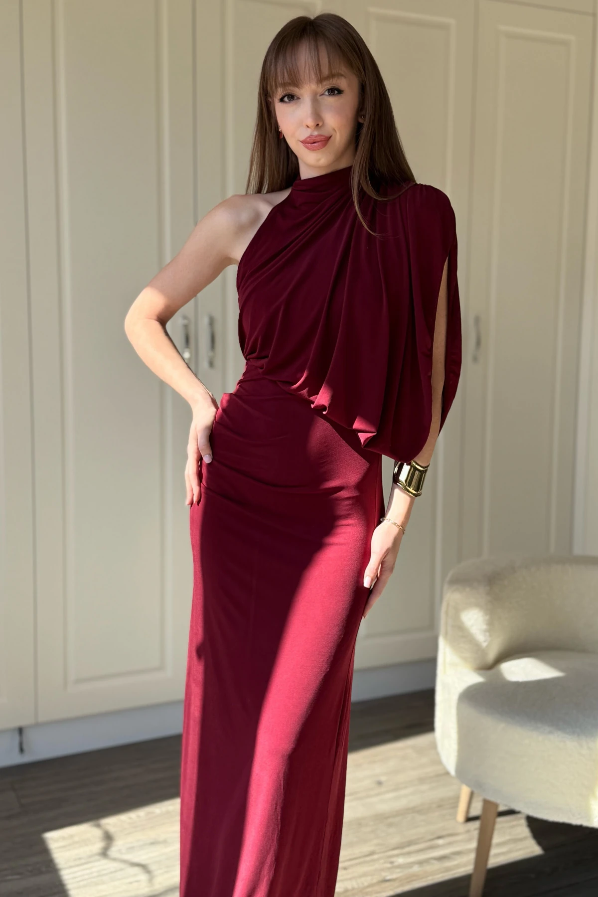 Tek Omuz Boyunlu Zarif Dökümlü Bordo Maxi Elbise