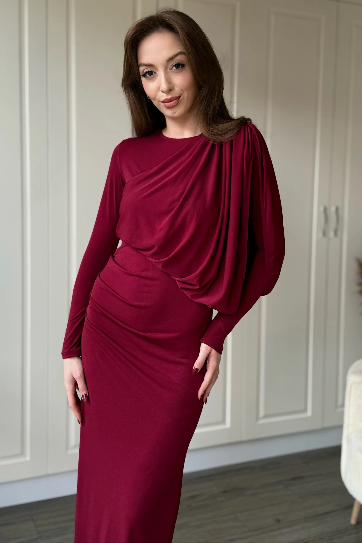 Uzun Kollu Boyunlu Zarif Dökümlü Bordo Elbise