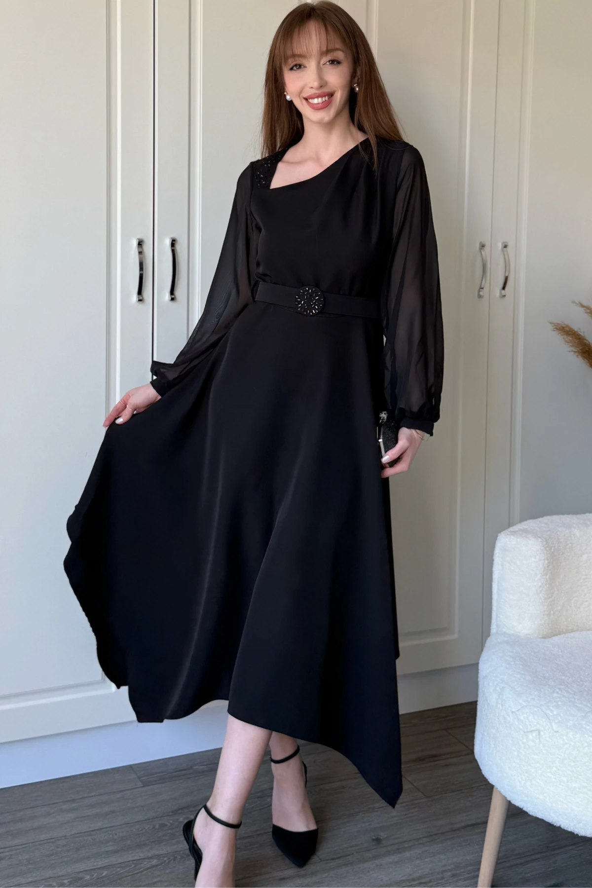 Kolları Tül Detaylı Kemerli Taşlı Siyah Elbise