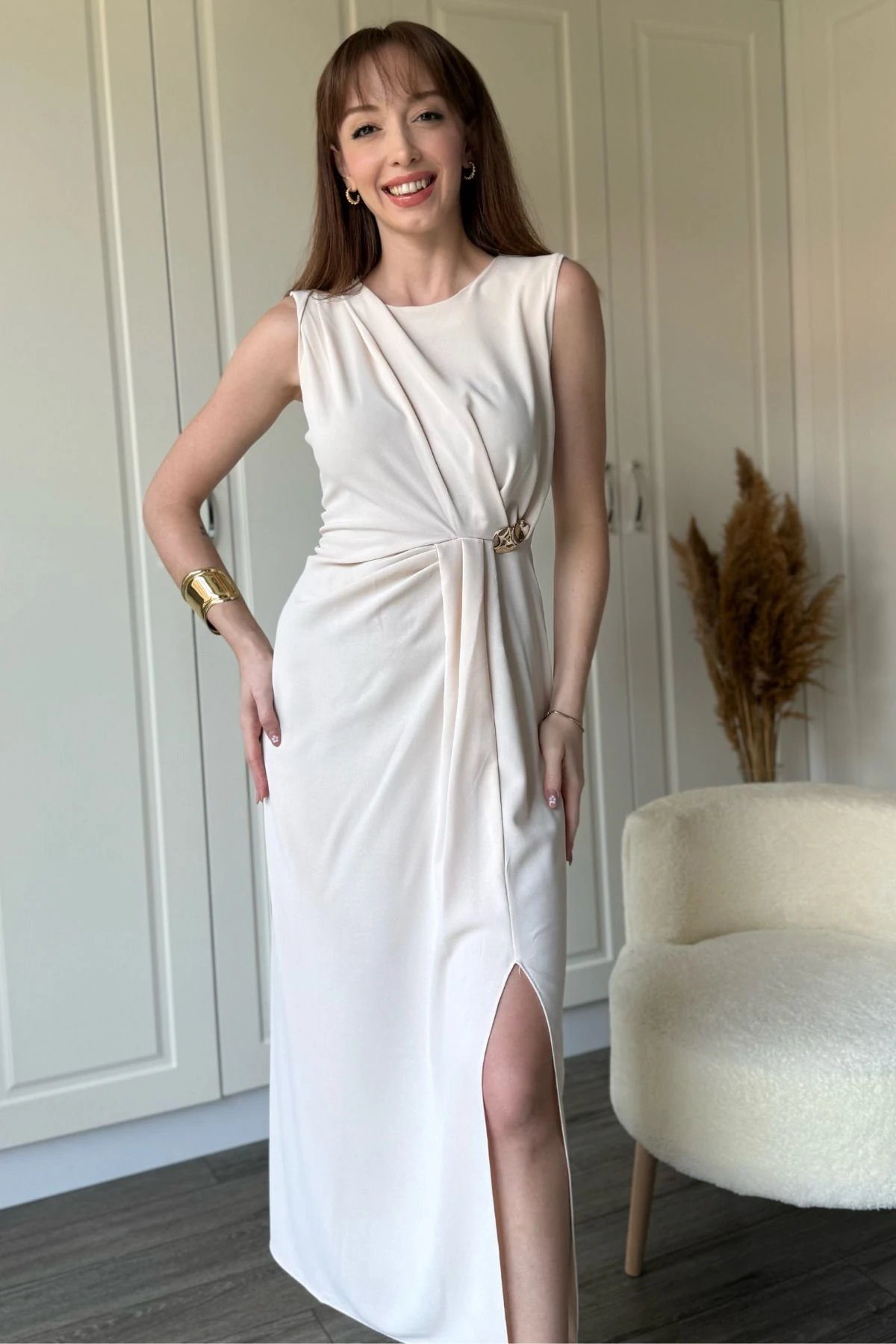 Bej Drapeli Aksesuar Detaylı Yırtmaçlı Elbise