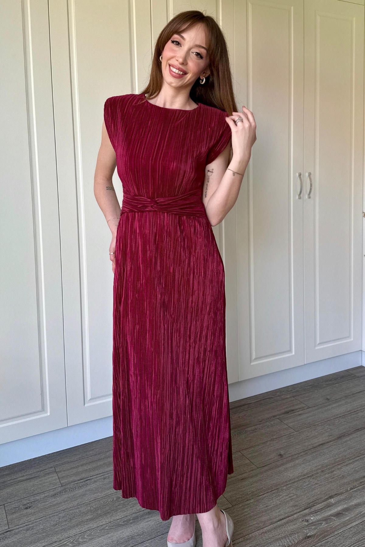 Vatkalı Krinkıl Midi Bel Detaylı Bordo Elbise