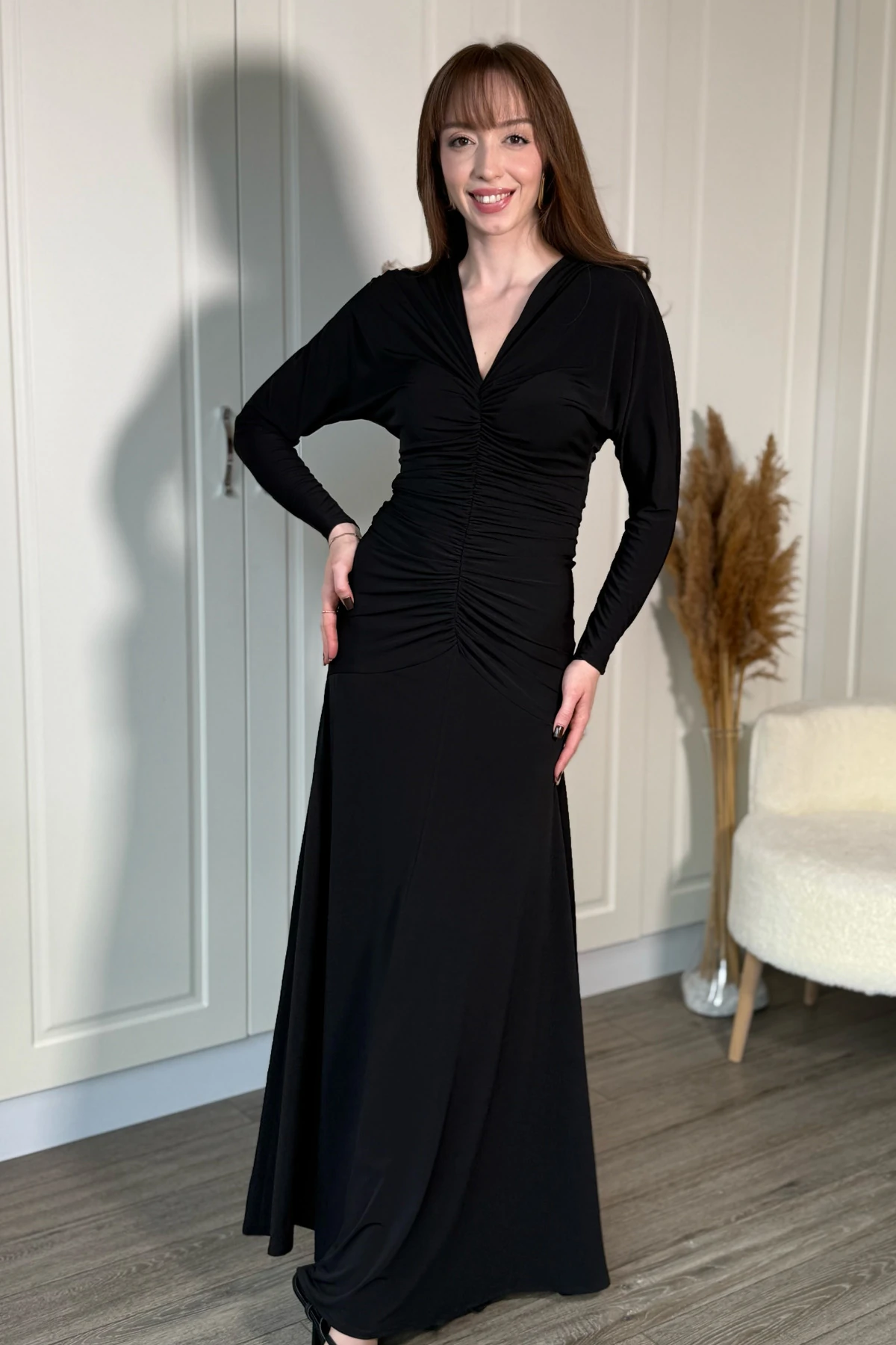 V Yaka Sırt Detaylı Uzun Zarif Elbise