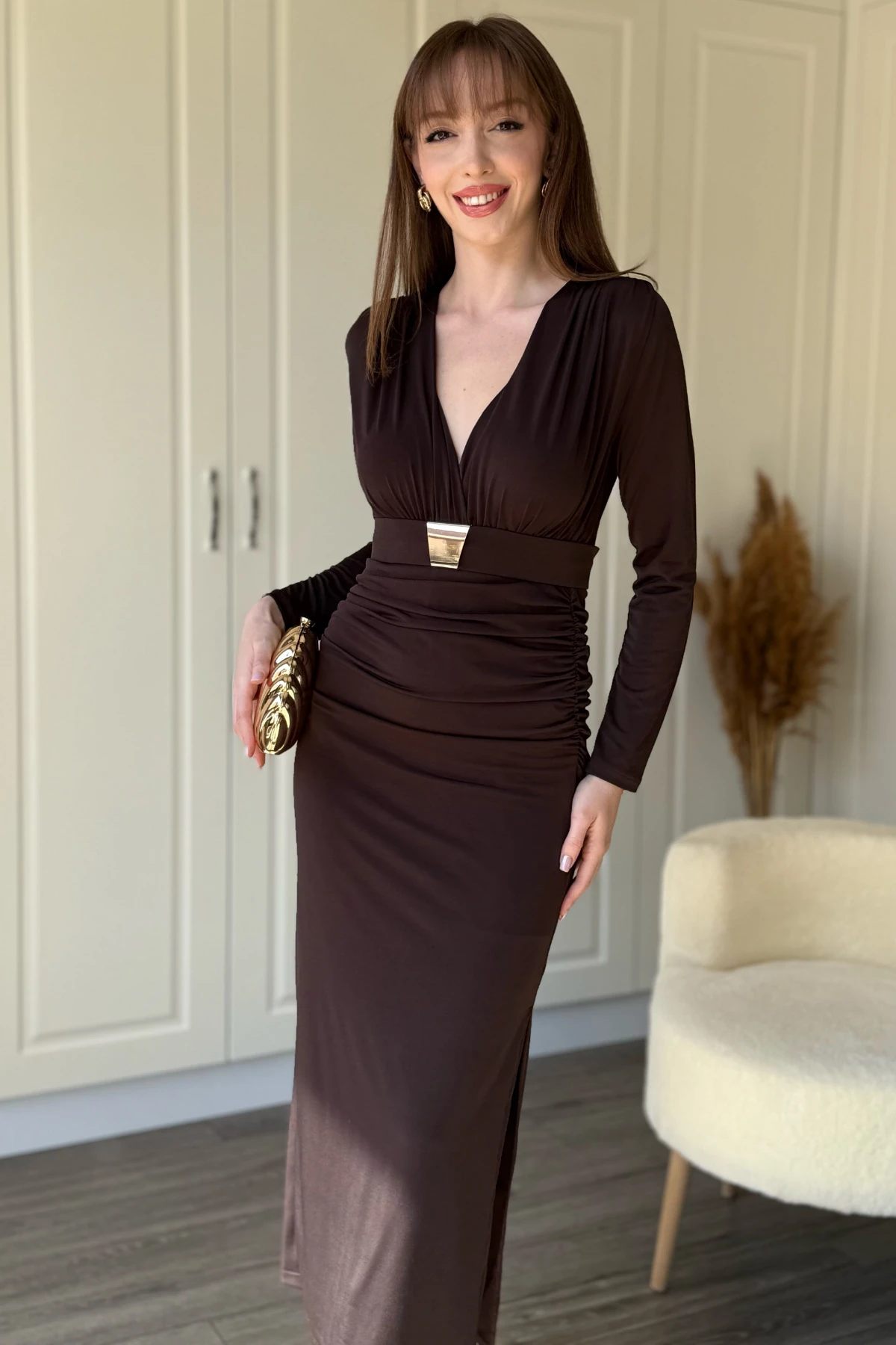 Sandy Kumaş Gold Kemerli Kruvaze Yaka Yırtmaçlı Kahverengi Midi Elbise