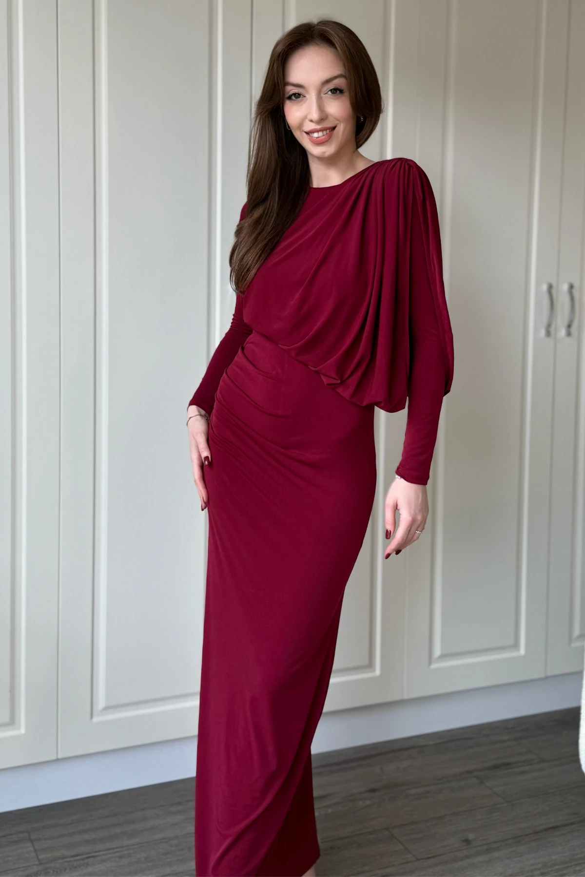 Uzun Kollu Boyunlu Zarif Dökümlü Bordo Elbise