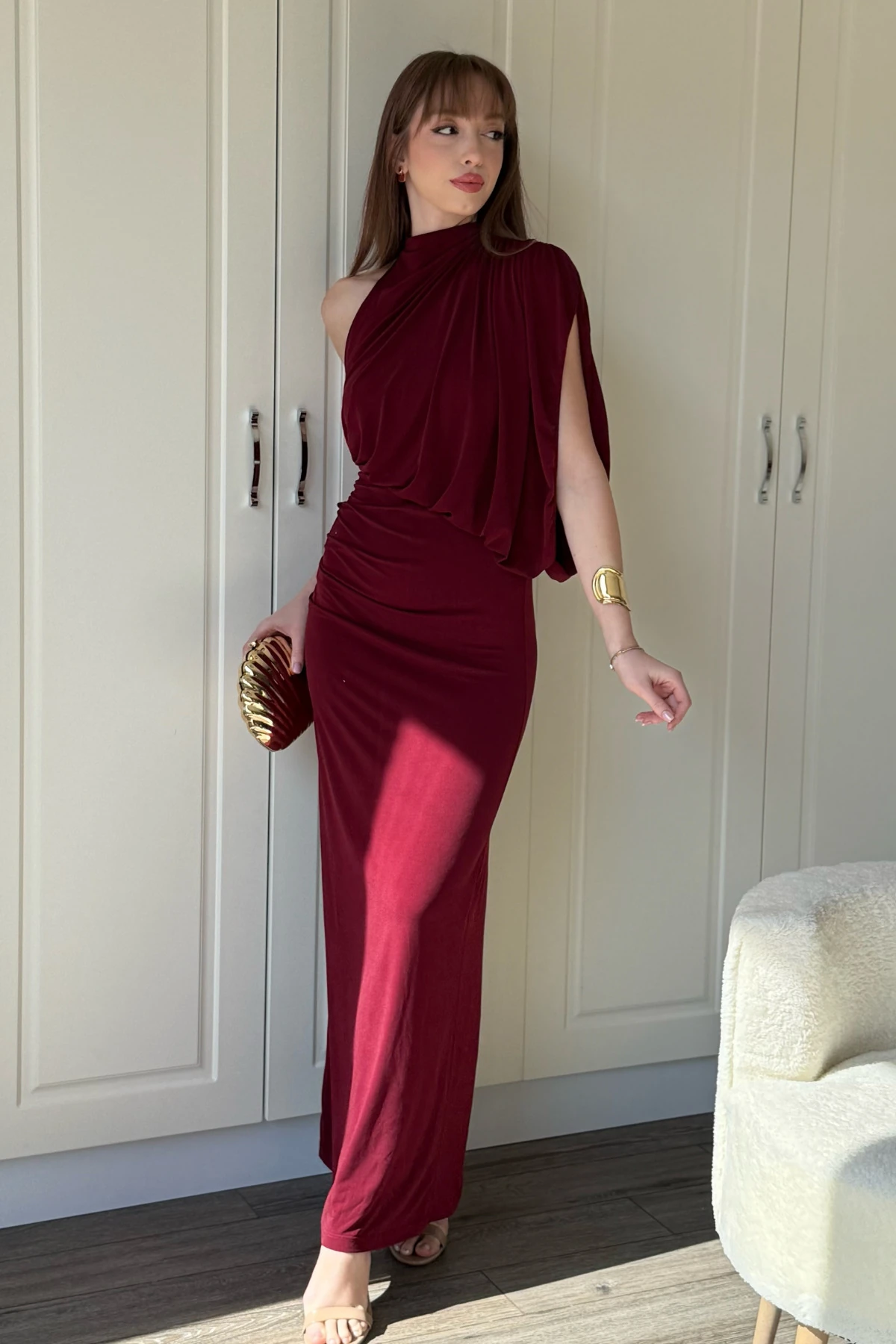 Tek Omuz Boyunlu Zarif Dökümlü Bordo Maxi Elbise