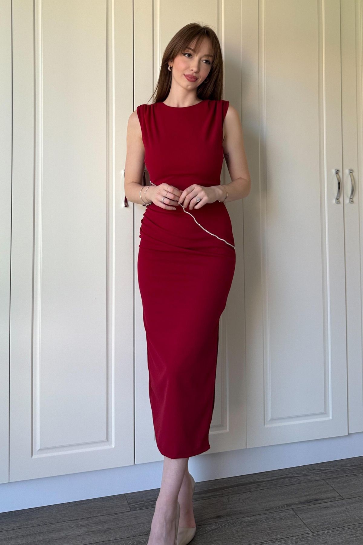 Drapeli Taş Detaylı Yırtmaçlı Midi Bordo Elbise
