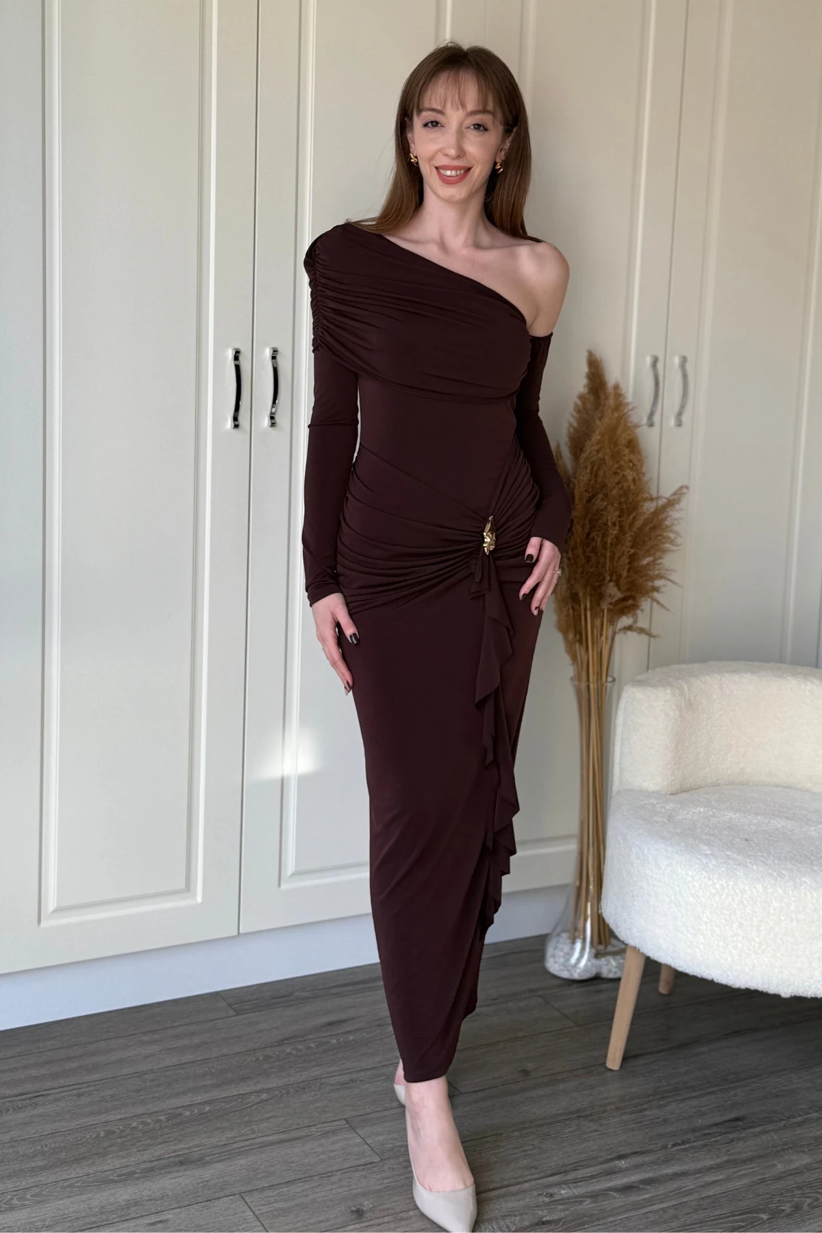 Düşük Omuz Yan Büzgü Aksesuar Detaylı Şık Midi Kahverengi Elbise