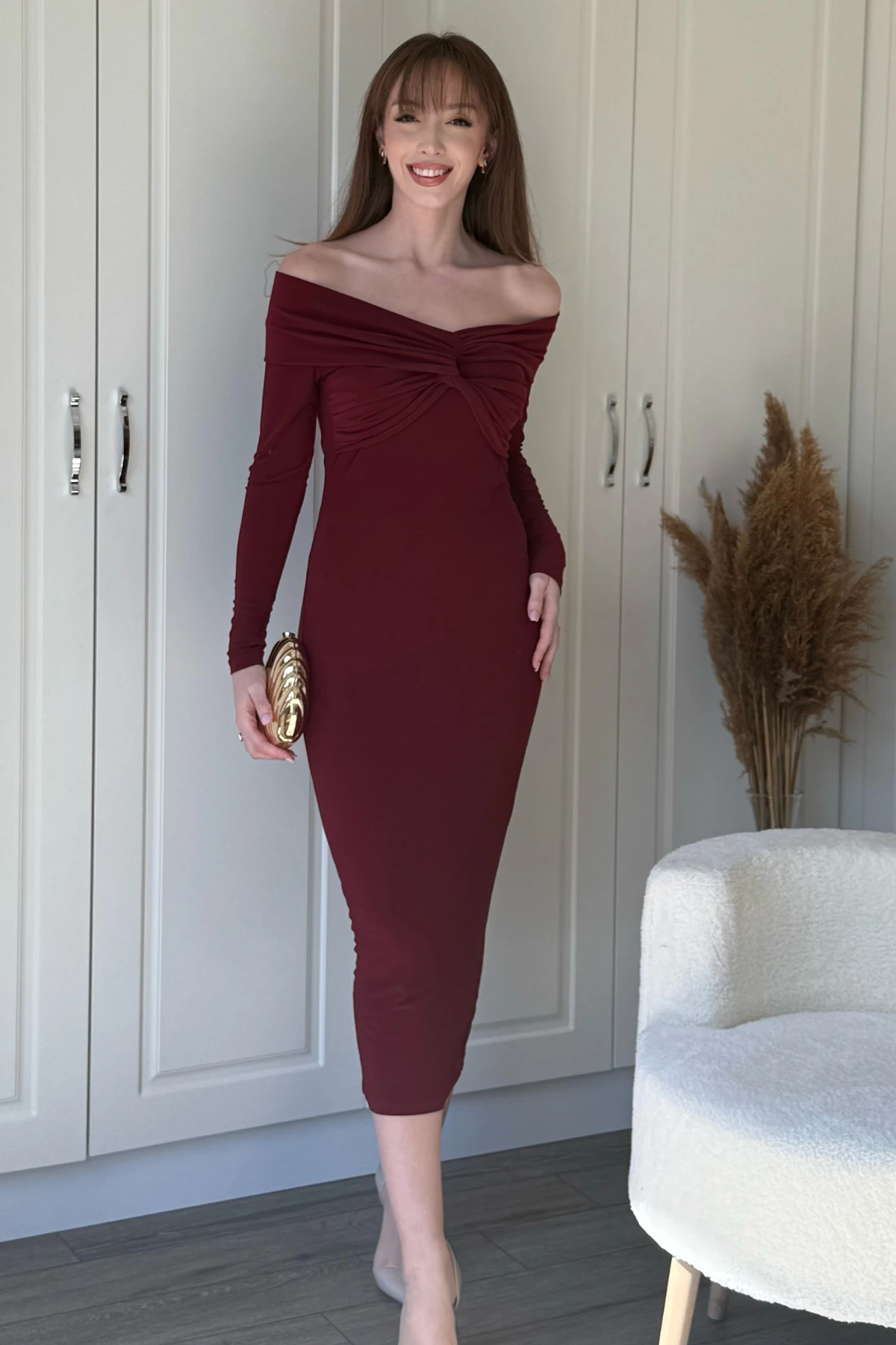 Omuz Detaylı Vücudu Saran Midi Bordo Elbise