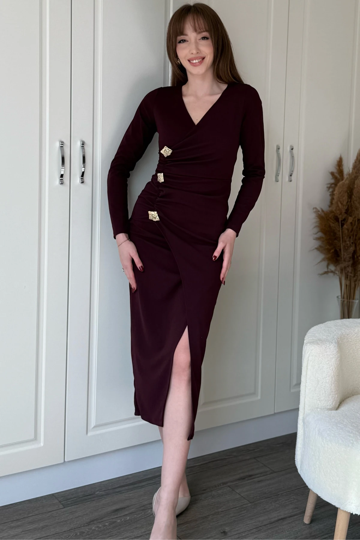 Önü Yırtmaçlı V yaka Gold Aksesuar Detaylı Şık Midi Elbise