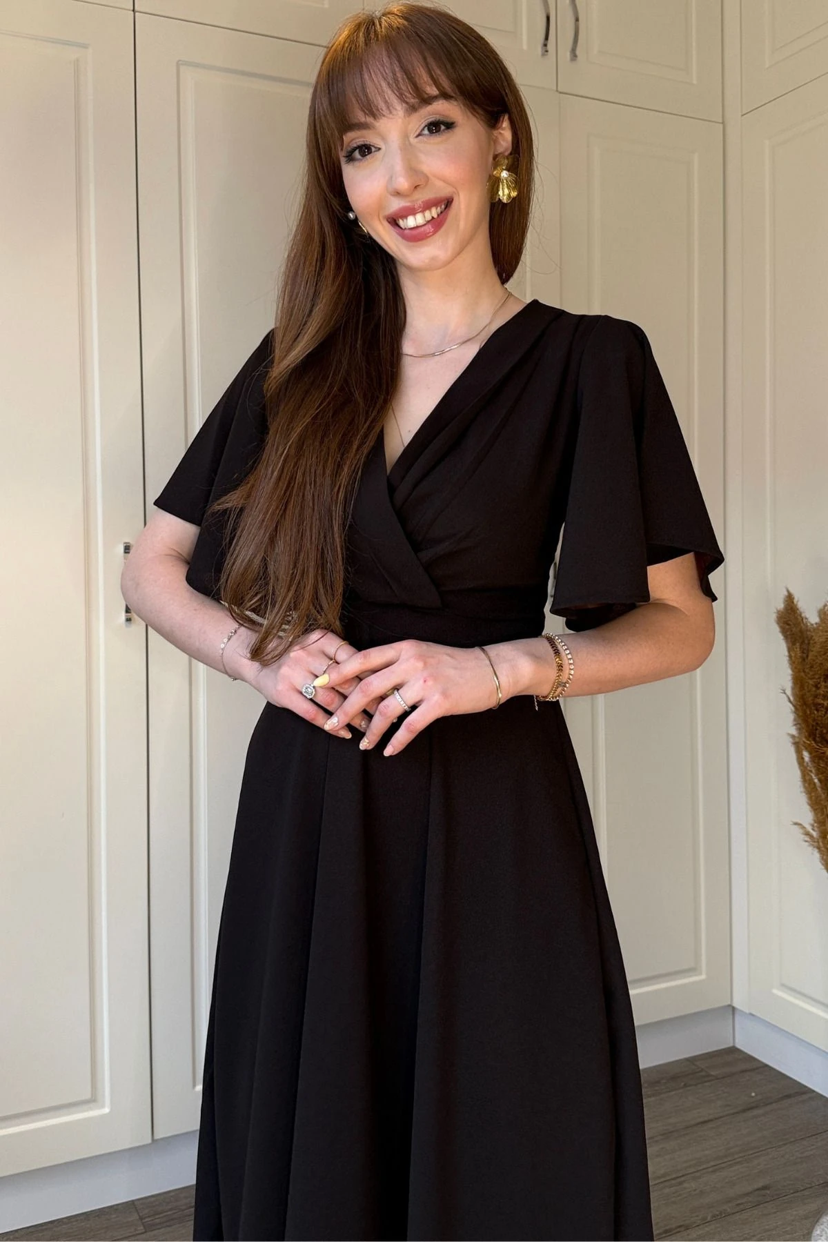 Kruvaze Yaka Kolları Volanlı Midi Elbise