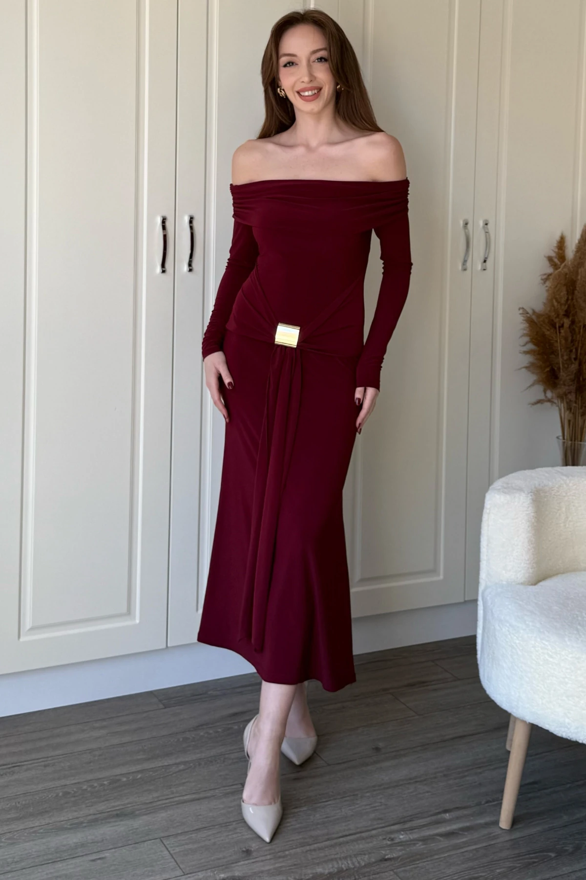 Omuzları Açık Gold Aksesuarlı Bel Detaylı Midi Bordo Elbise