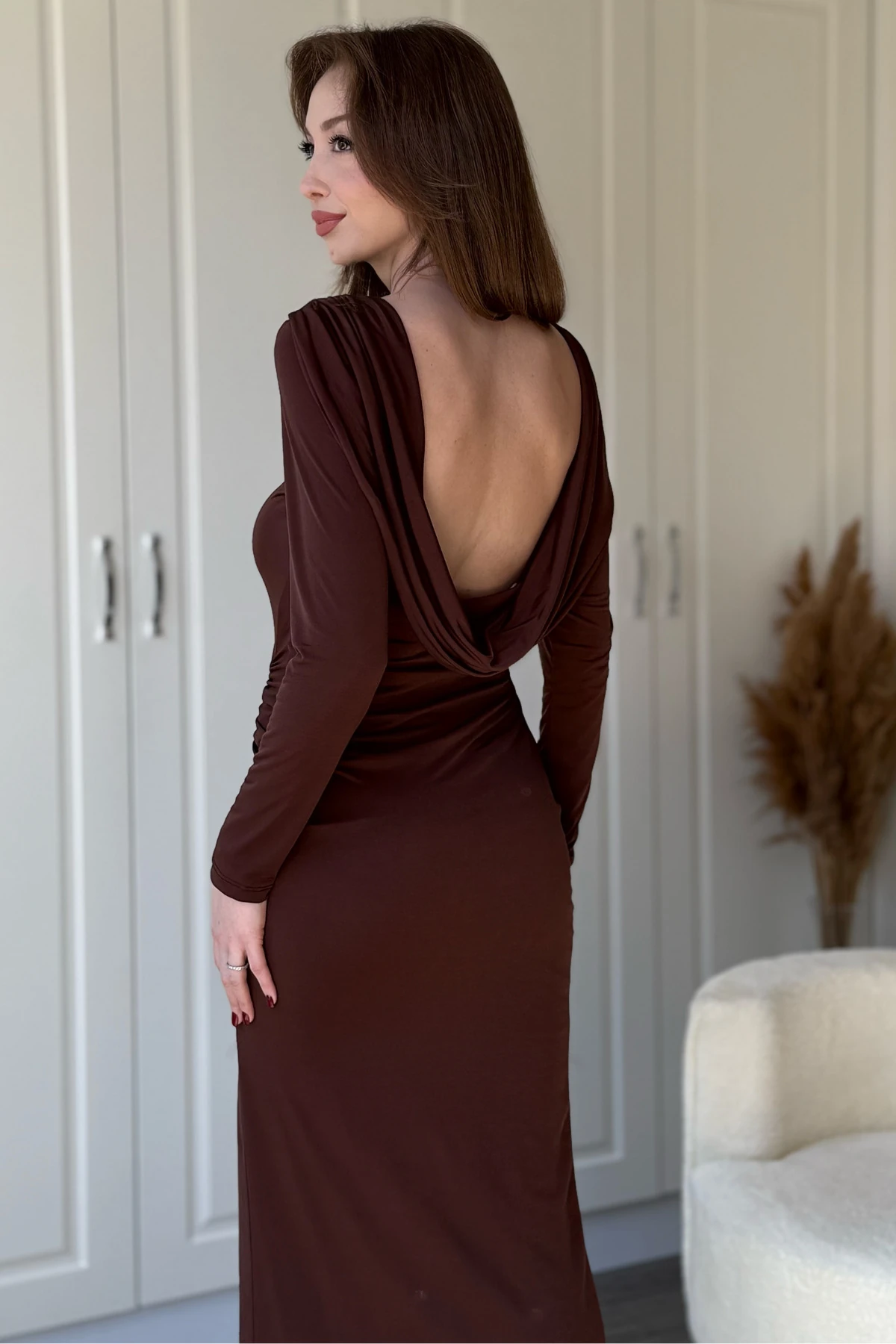 Uzun Kollu Sandy Kumaş Sırt Dekolteli Yırtmaçlı Midi Kahverengi Elbise