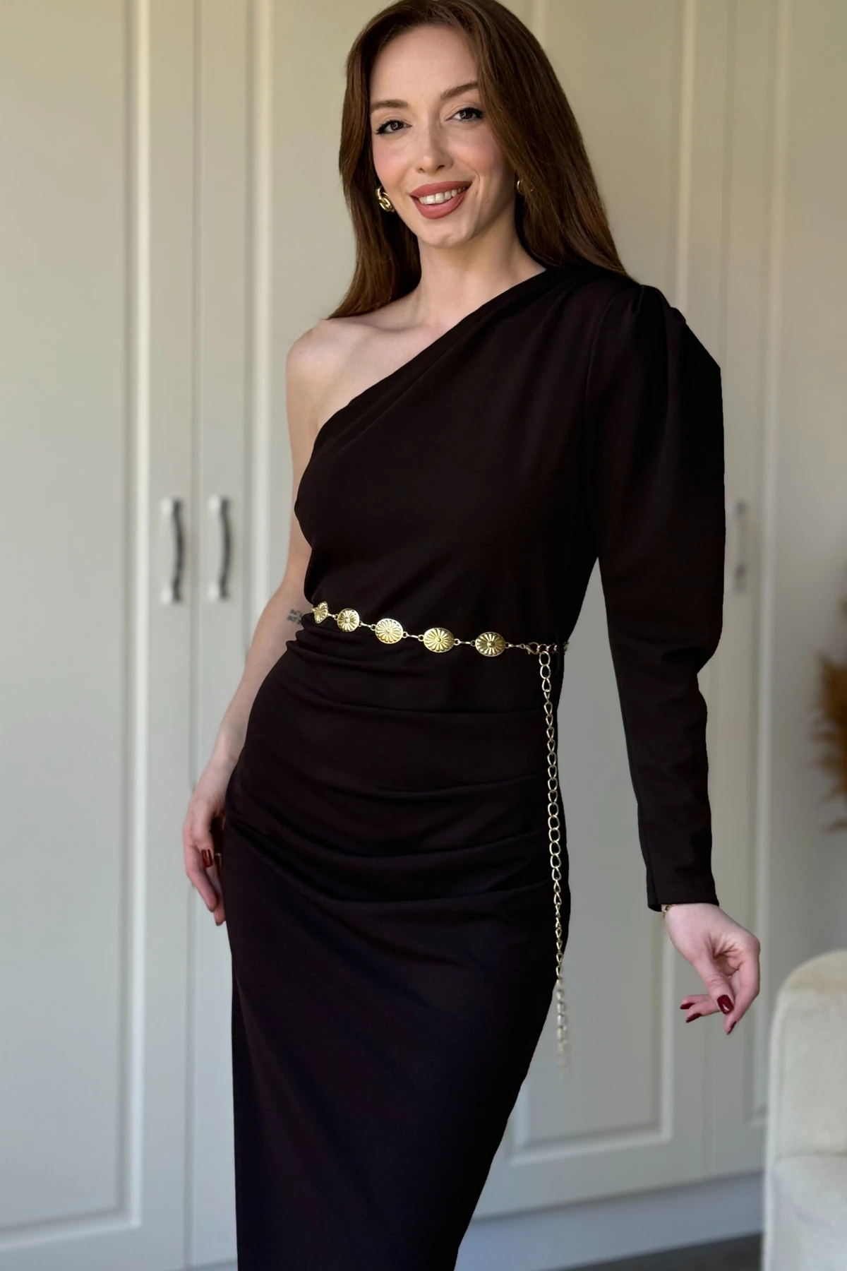  Tek Omuz Çıkarılabilir Gold Kemerli Midi Kahverengi Elbise