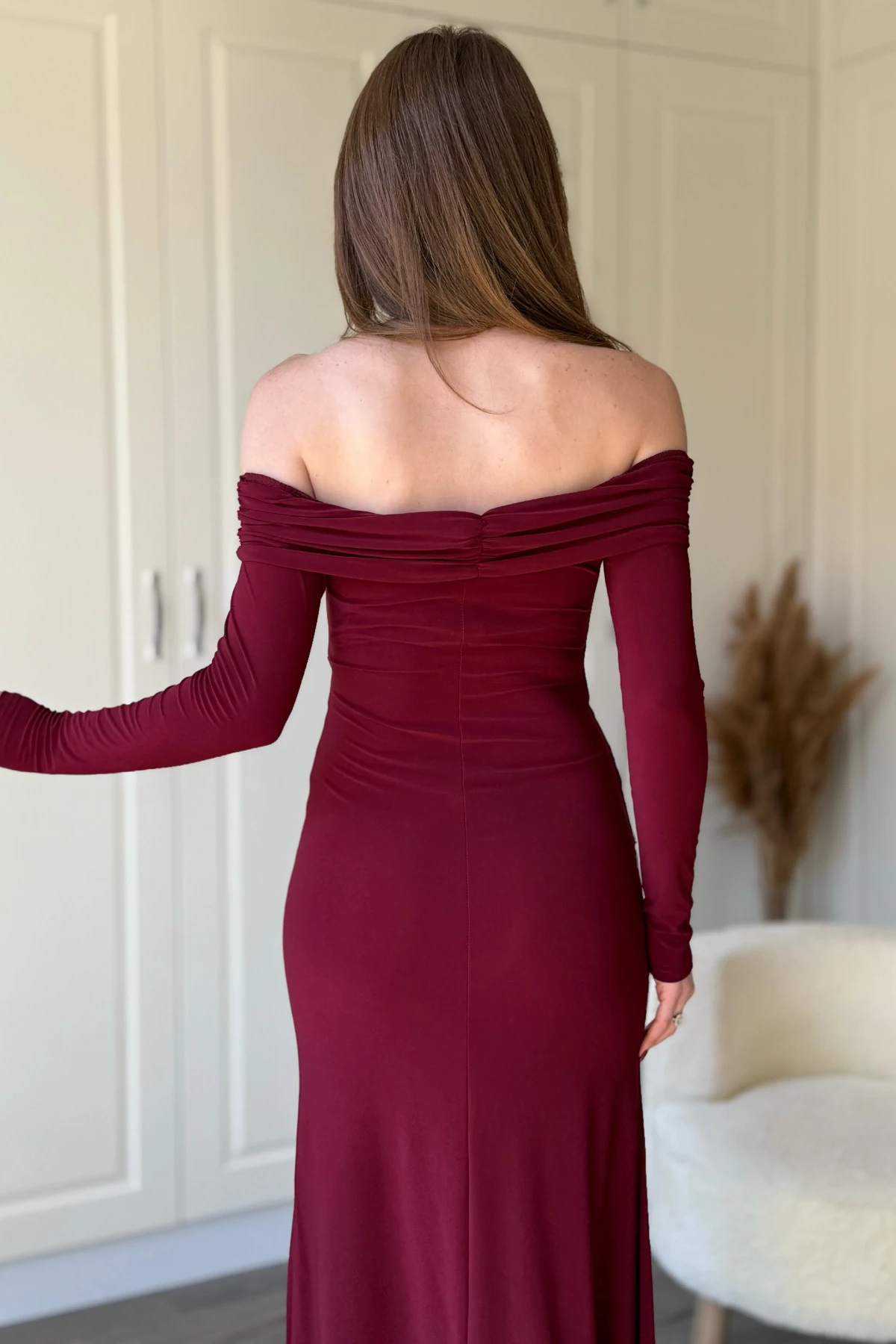 Omuzları Açık Gold Aksesuarlı Bel Detaylı Midi Bordo Elbise