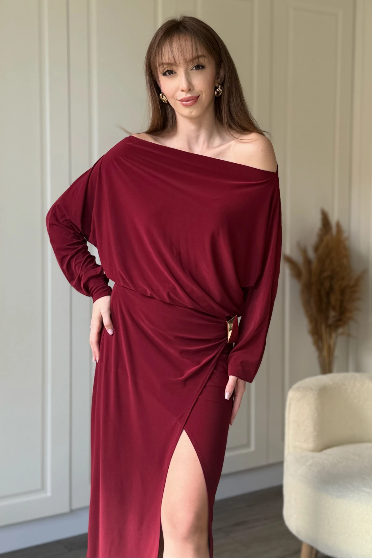 Kayık Yaka Beli Gold Aksesuarlı Yırtmaçlı Bordo Dökümlü Elbise