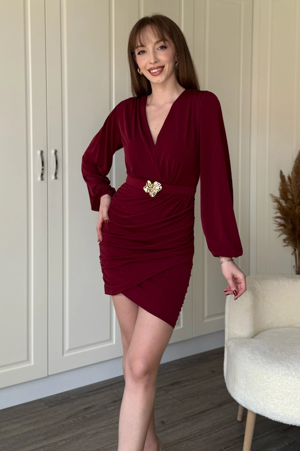 Balon Uzun Kollu Aksesuar Detaylı Kemerli Mini V Yaka Bordo Elbise