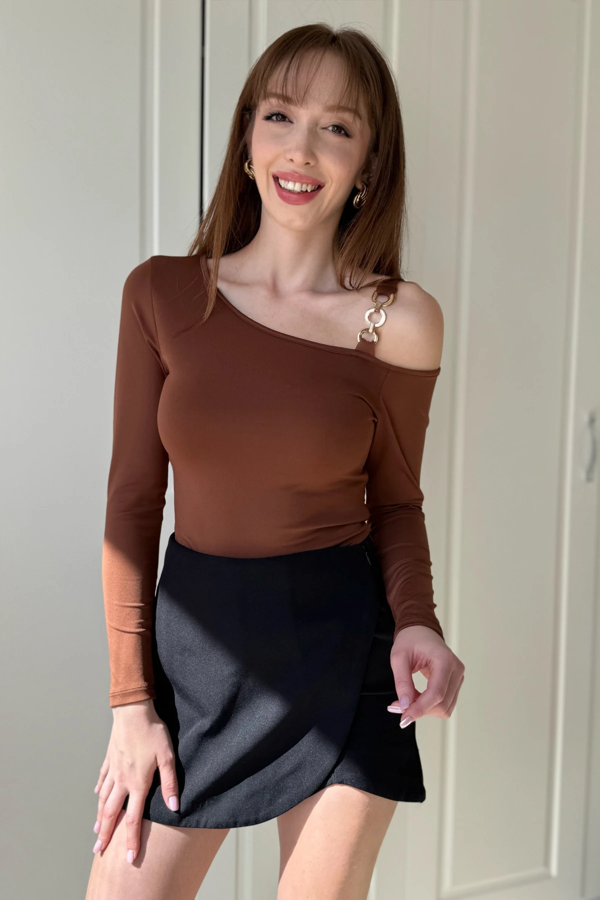 Omuz Detaylı Aksesuarlı Bluz