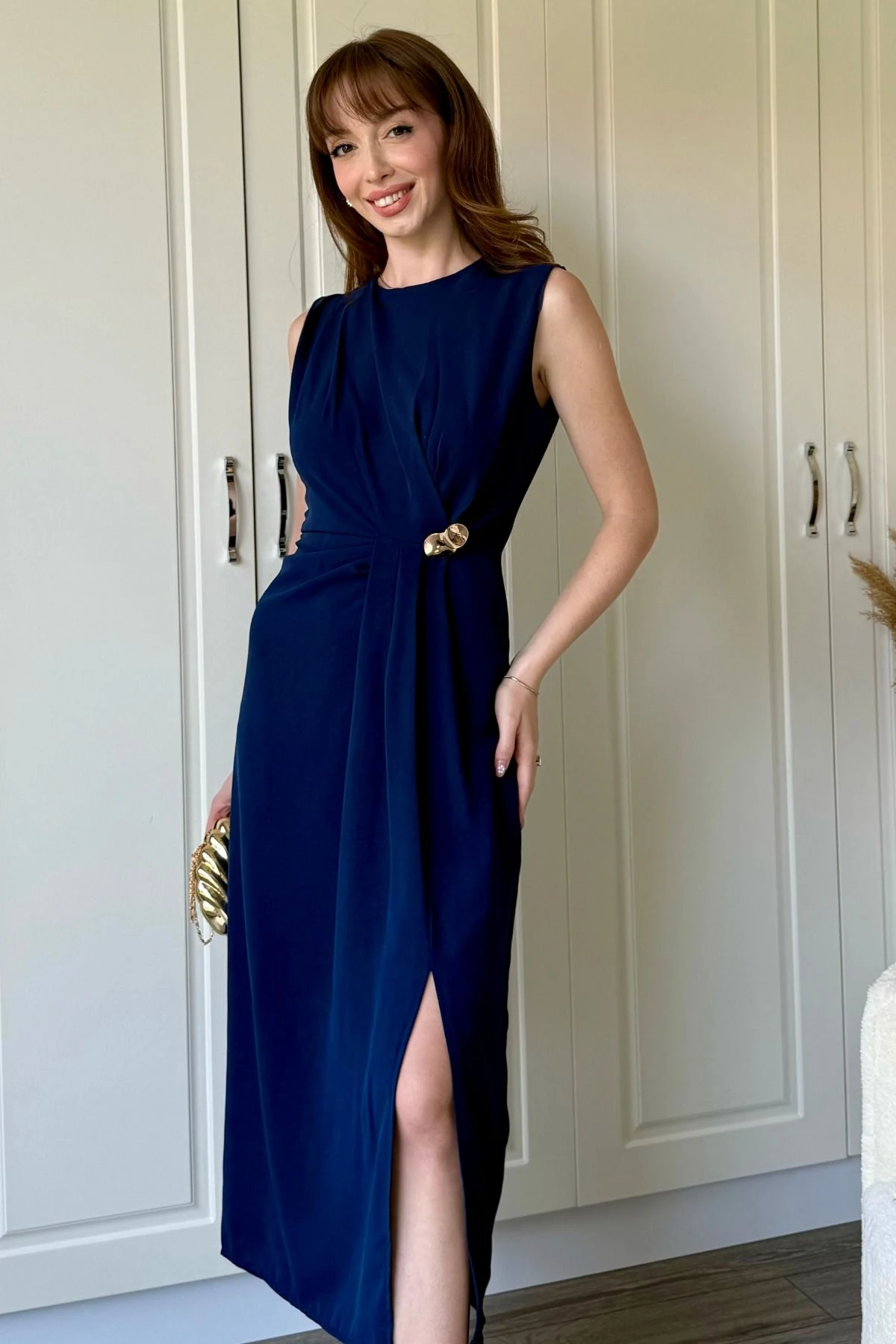 Drapeli Aksesuar Detaylı Yırtmaçlı Midi Elbise