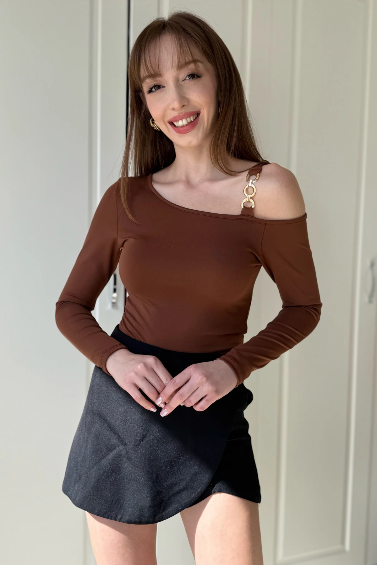 Omuz Detaylı Aksesuarlı Bluz