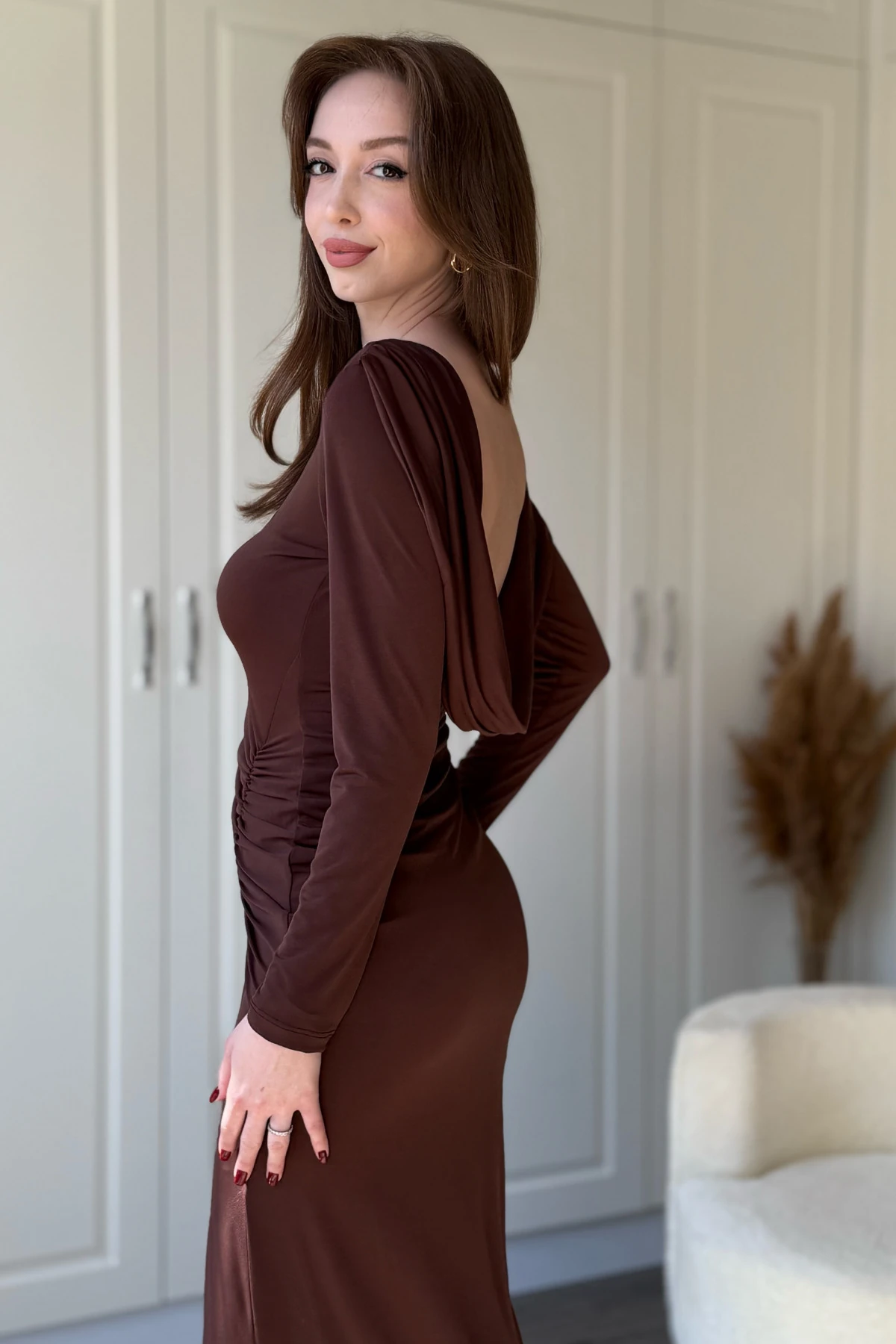 Uzun Kollu Sandy Kumaş Sırt Dekolteli Yırtmaçlı Midi Kahverengi Elbise