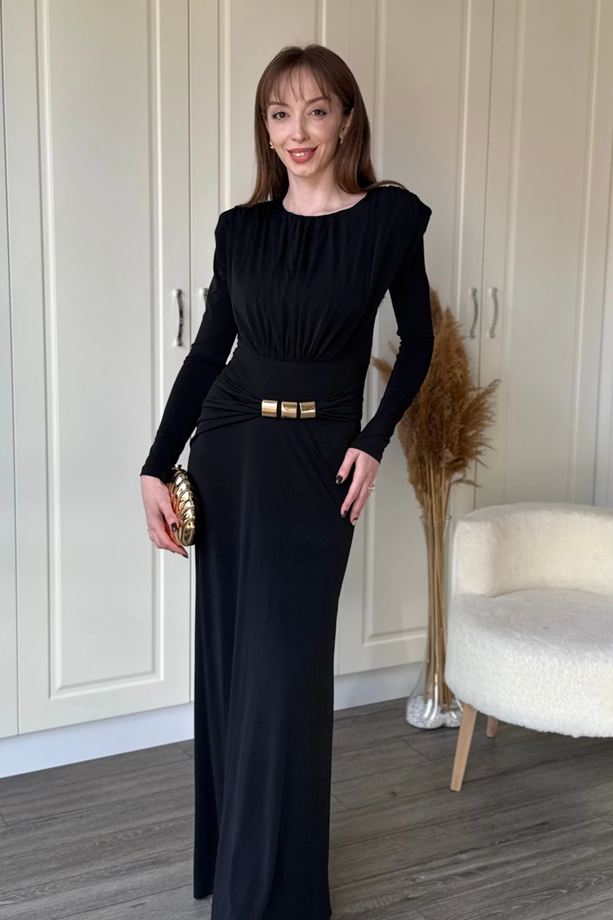 Vatkalı Omuz Büzgülü Yaka Detaylı Tokalı Zarif Elbise