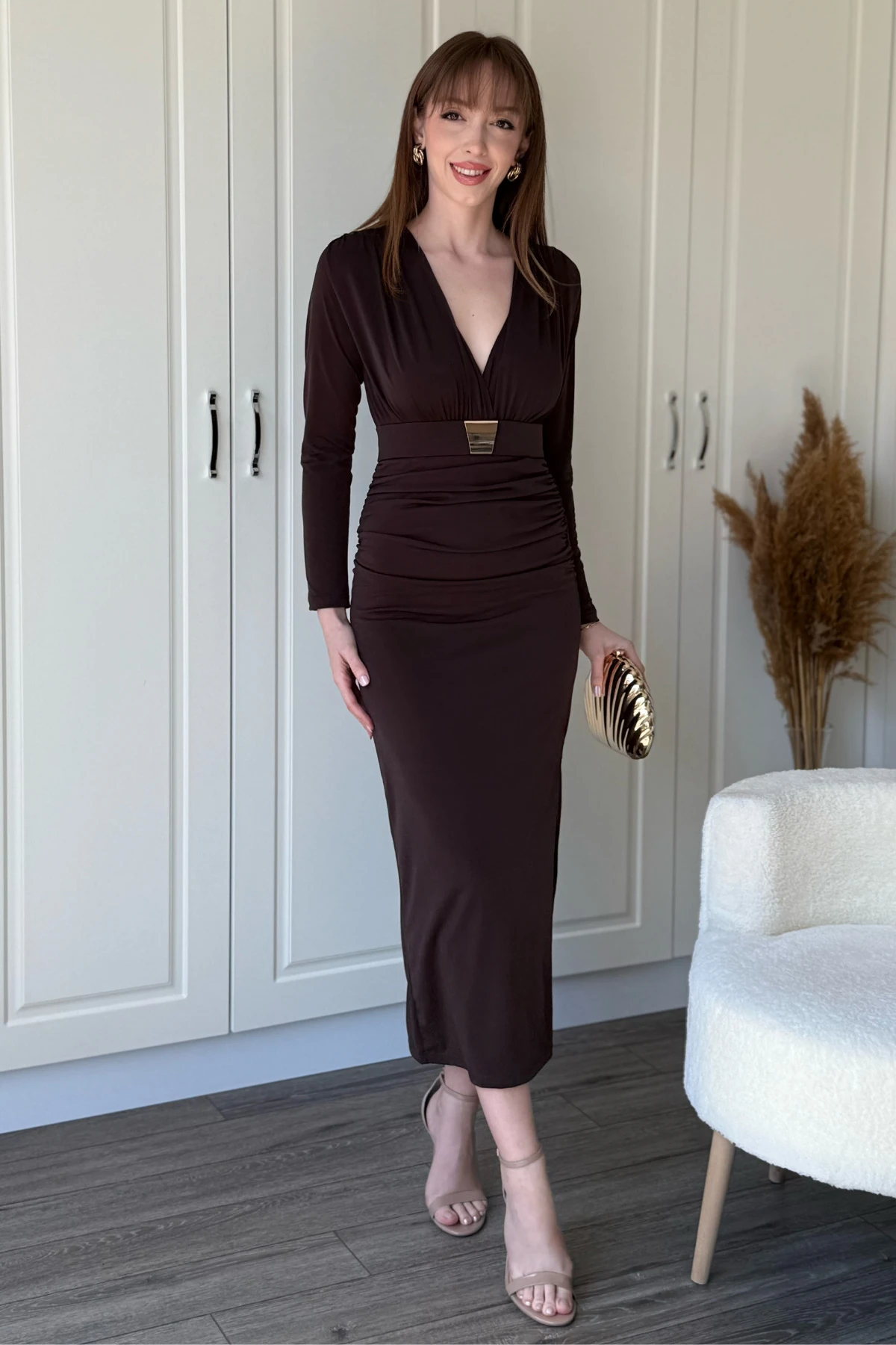 Sandy Kumaş Gold Kemerli Kruvaze Yaka Yırtmaçlı Kahverengi Midi Elbise