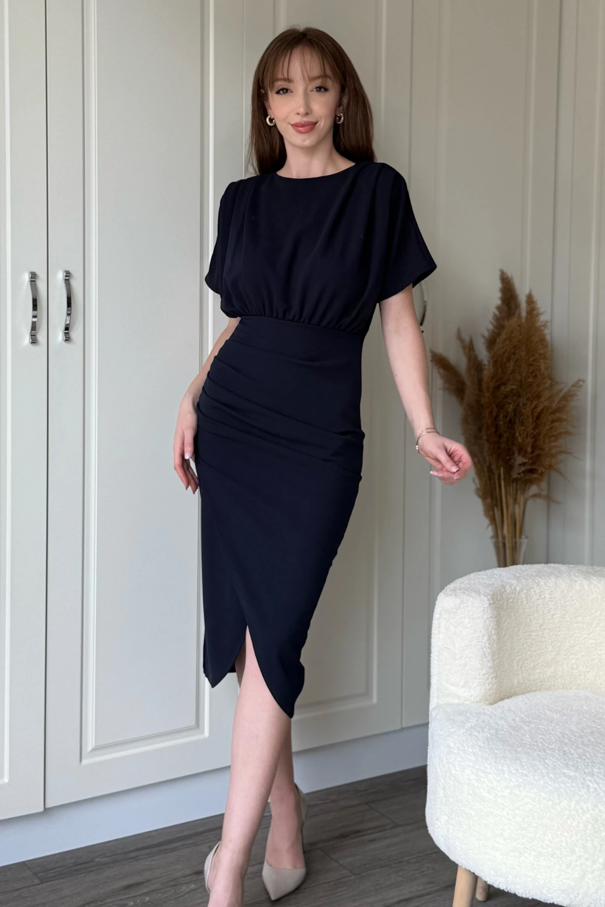 Kısa Kollu Şık Önü Yırtmaçlı Lacivert Midi Elbise