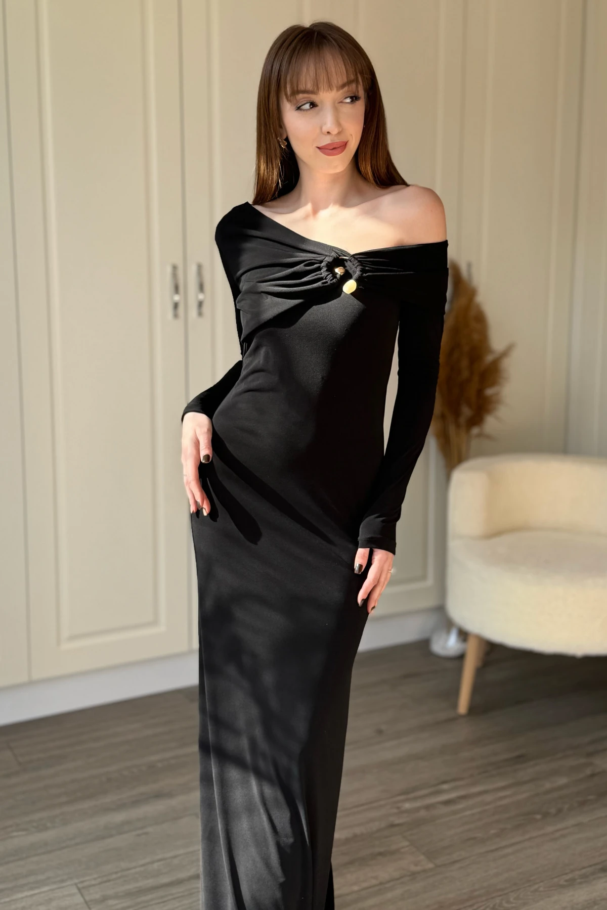 Tek Omuz Uzun Kol Tokalı Yaka Zarif Maxi Siyah Elbise