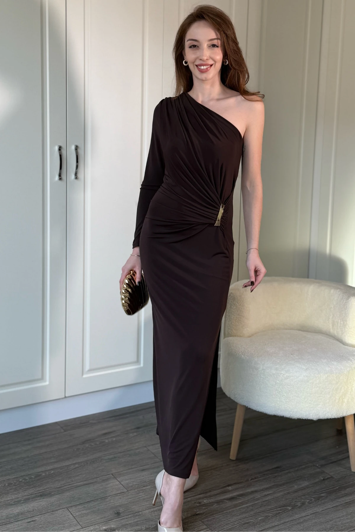 Tek Omuz Beli Aksesuar Detaylı Drapeli Maxi Elbise