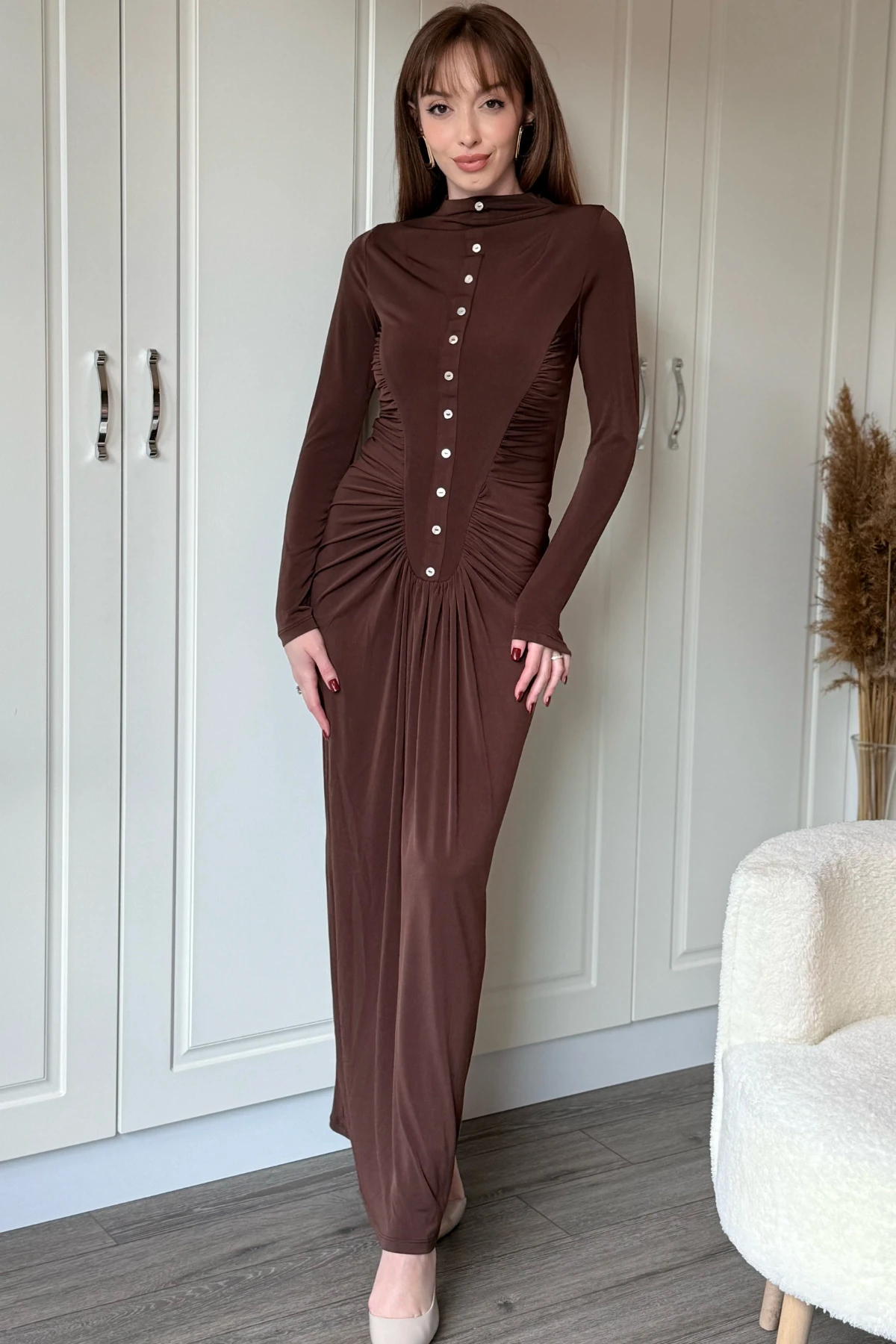 Ön Düğme Detaylı Büzgülü Beli İnce Gösteren Kahverengi Maxi Elbise