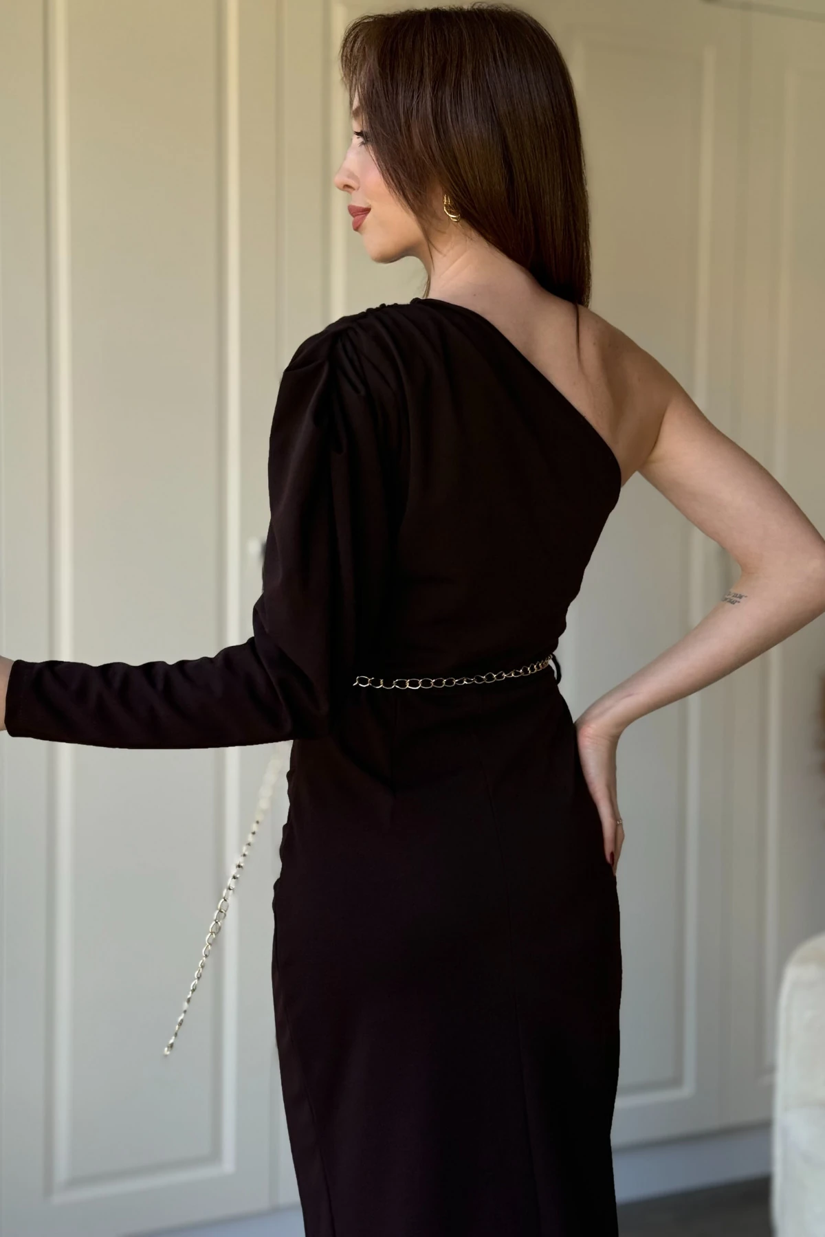  Tek Omuz Çıkarılabilir Gold Kemerli Midi Kahverengi Elbise