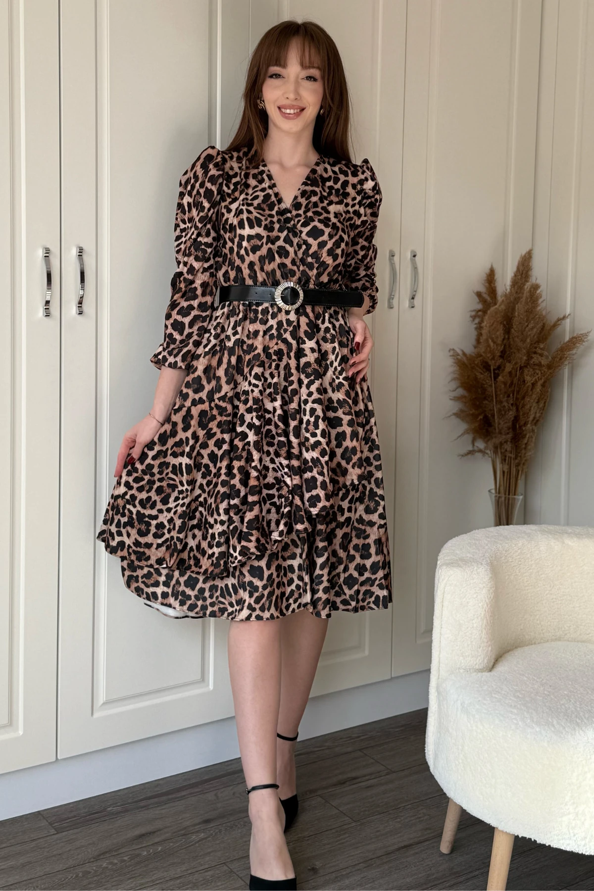 Leopar Desenli Tokalı Kemerli Kısa Fırfırlı Elbise