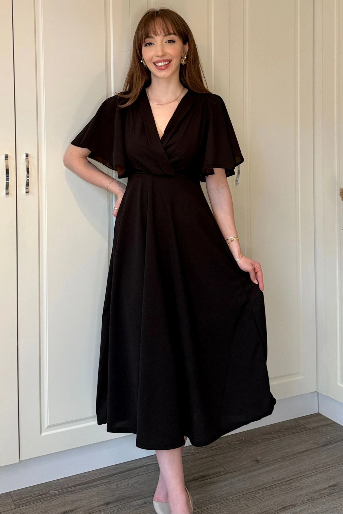 Kruvaze Yaka Kolları Volanlı Midi Elbise