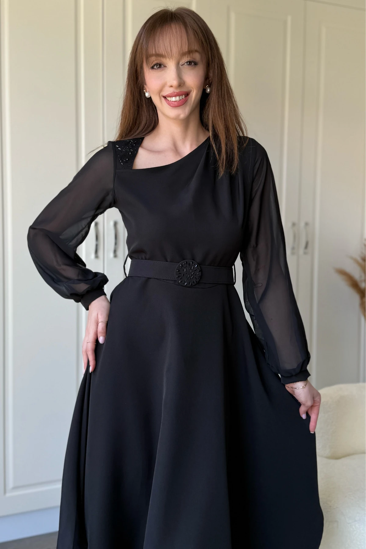 Kolları Tül Detaylı Kemerli Taşlı Siyah Elbise