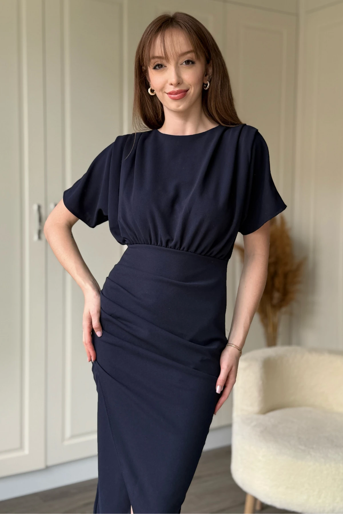 Kısa Kollu Şık Önü Yırtmaçlı Lacivert Midi Elbise