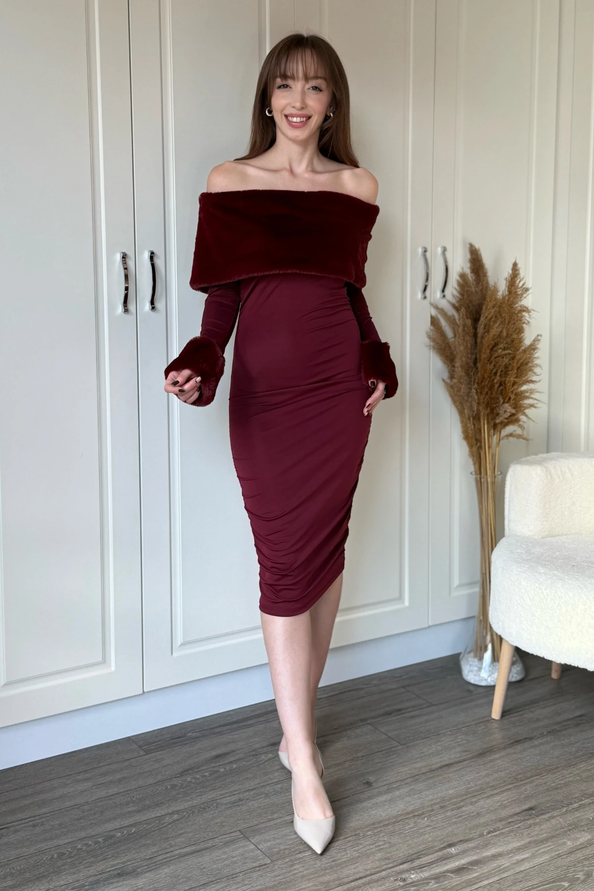 Omuzu ve Kolları Kürk Detaylı Midi Drapeli Elbise