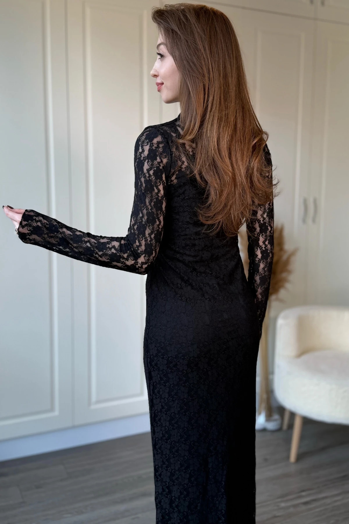 Dik Yaka Dantelli Zarif Midi Siyah Elbise