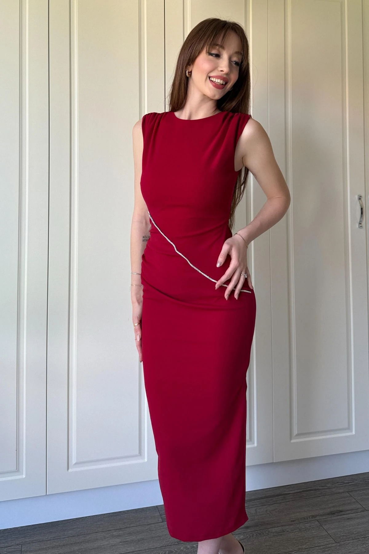 Drapeli Taş Detaylı Yırtmaçlı Midi Elbise