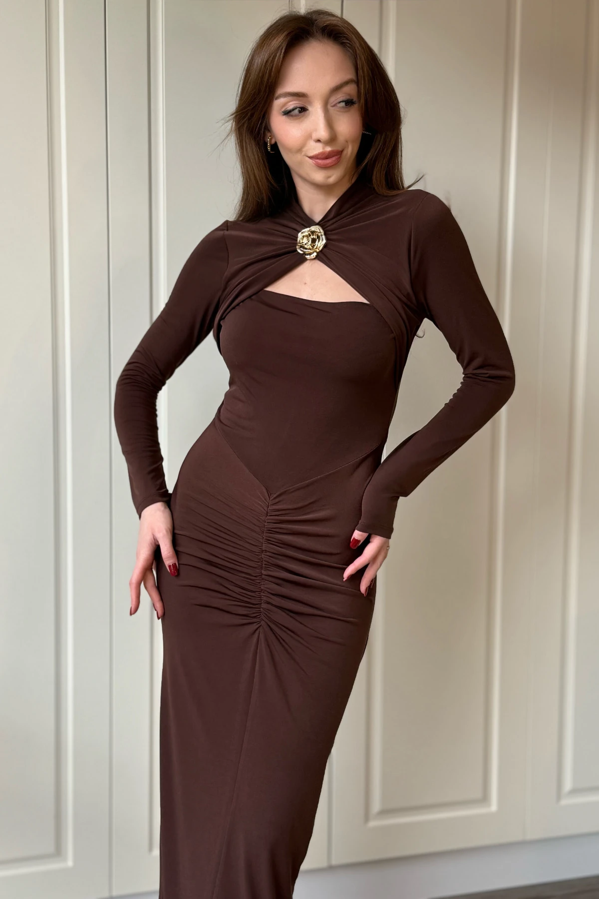 Boyun Aksesuarlı Göğüs Dekolteli Drapeli Midi Kahverengi Elbise