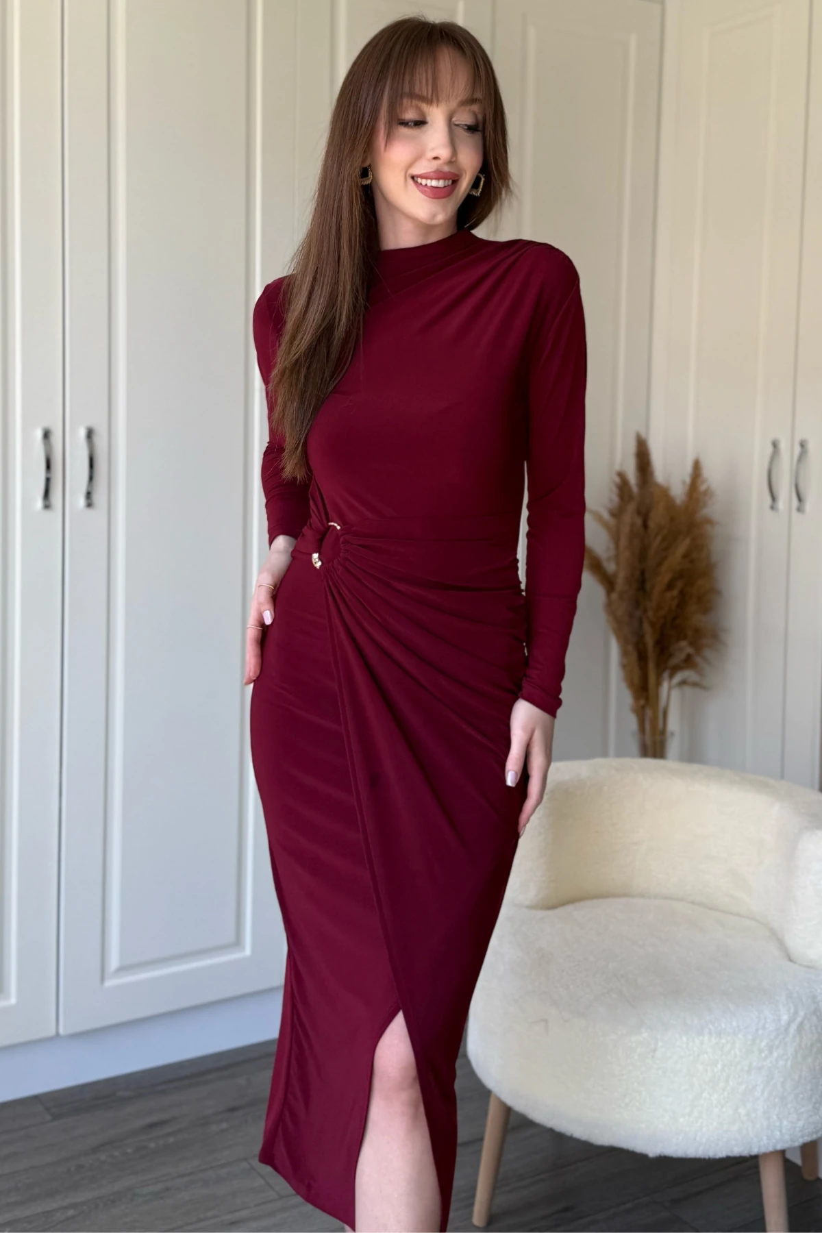 Aksesuar Detaylı Boyunlu Midi Bordo Elbise