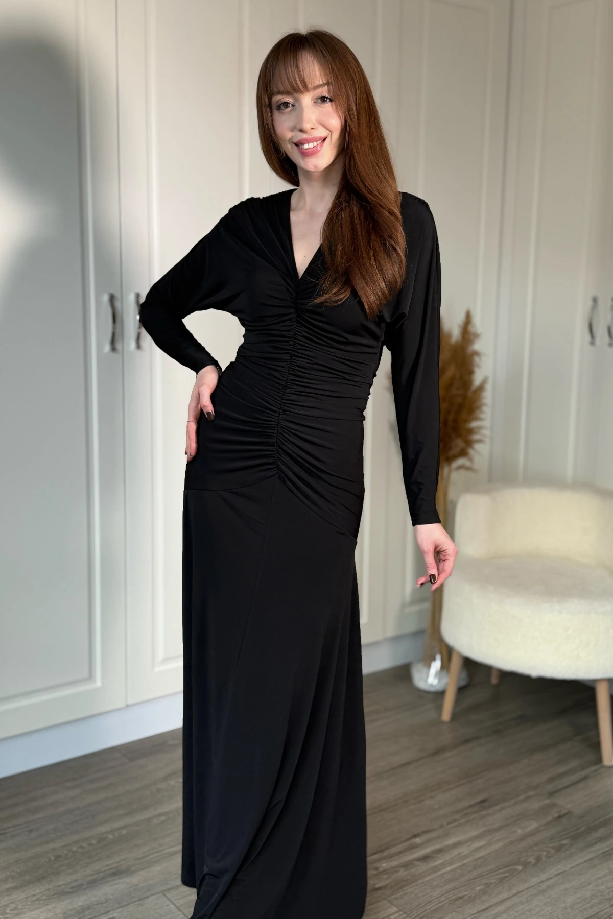 V Yaka Sırt Detaylı Uzun Zarif Elbise