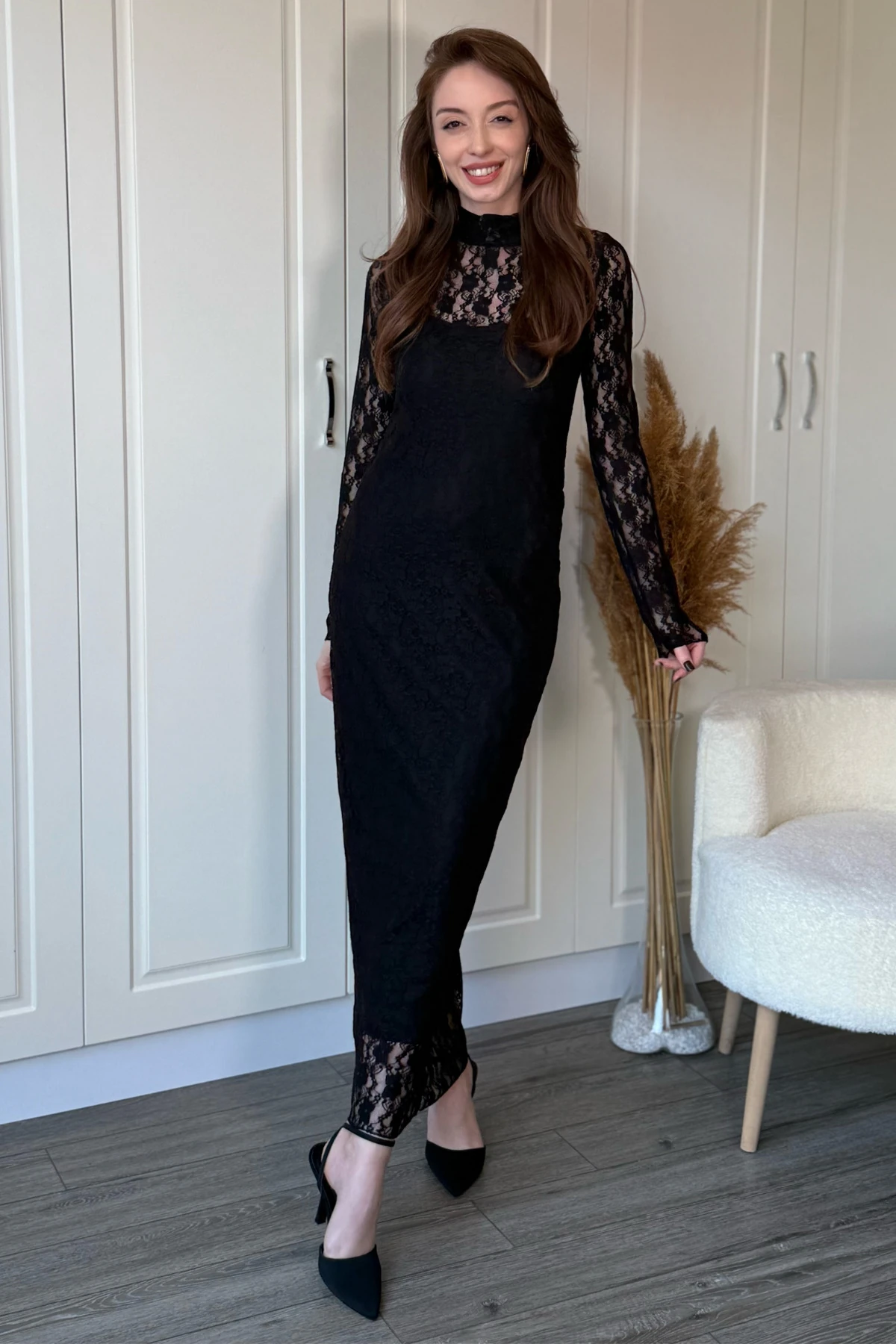 Dik Yaka Dantelli Zarif Midi Siyah Elbise