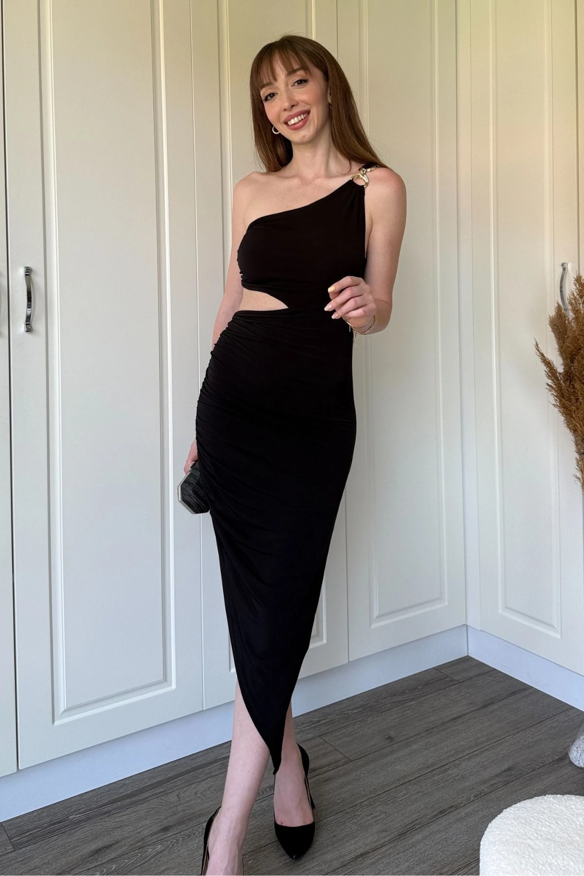 Tek Omuz Bel Detaylı Sandy Kumaş Yırtmaçlı Elbise