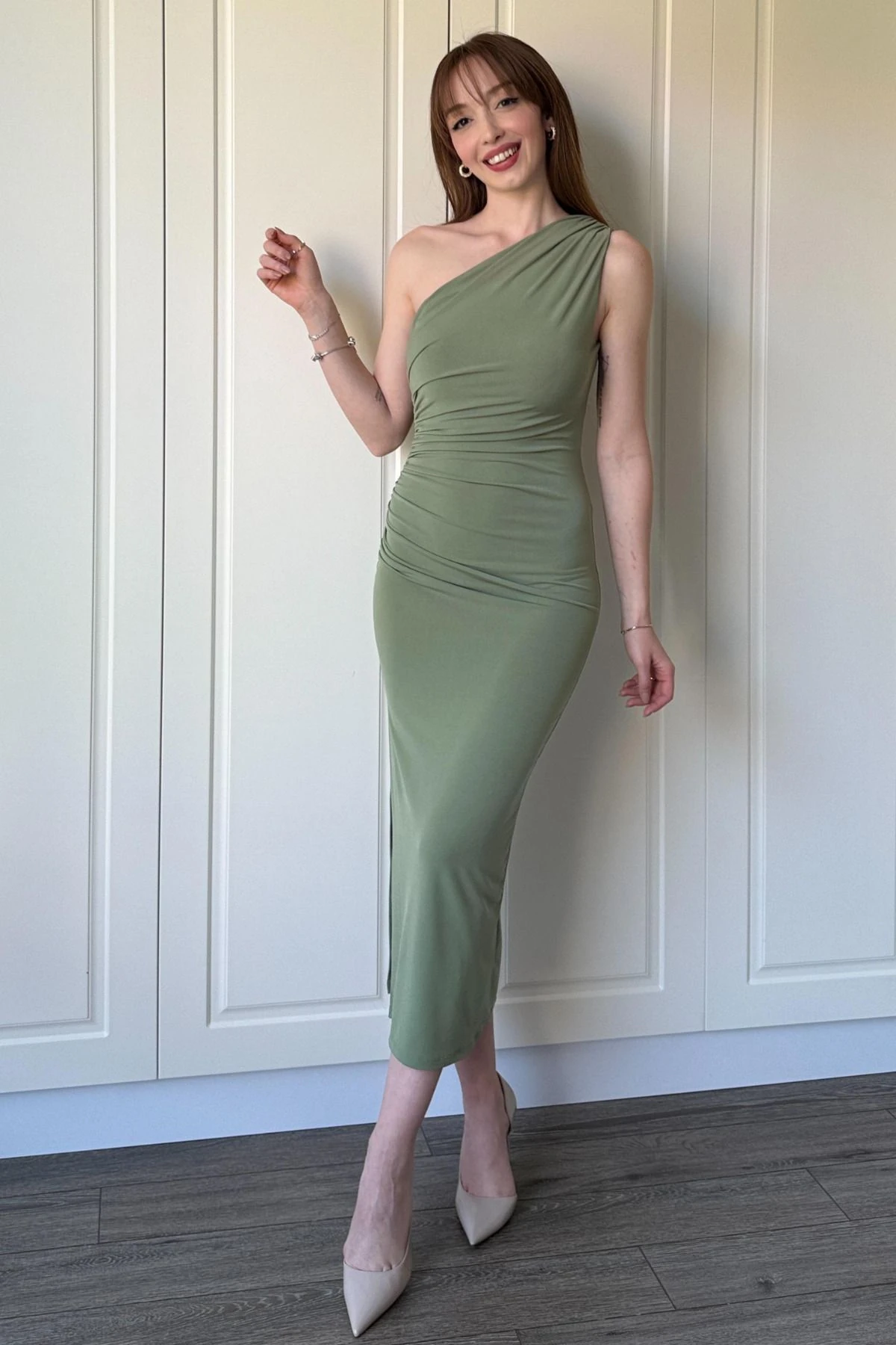 Drapeli Tek Omuz Yırtmaçlı Elbise