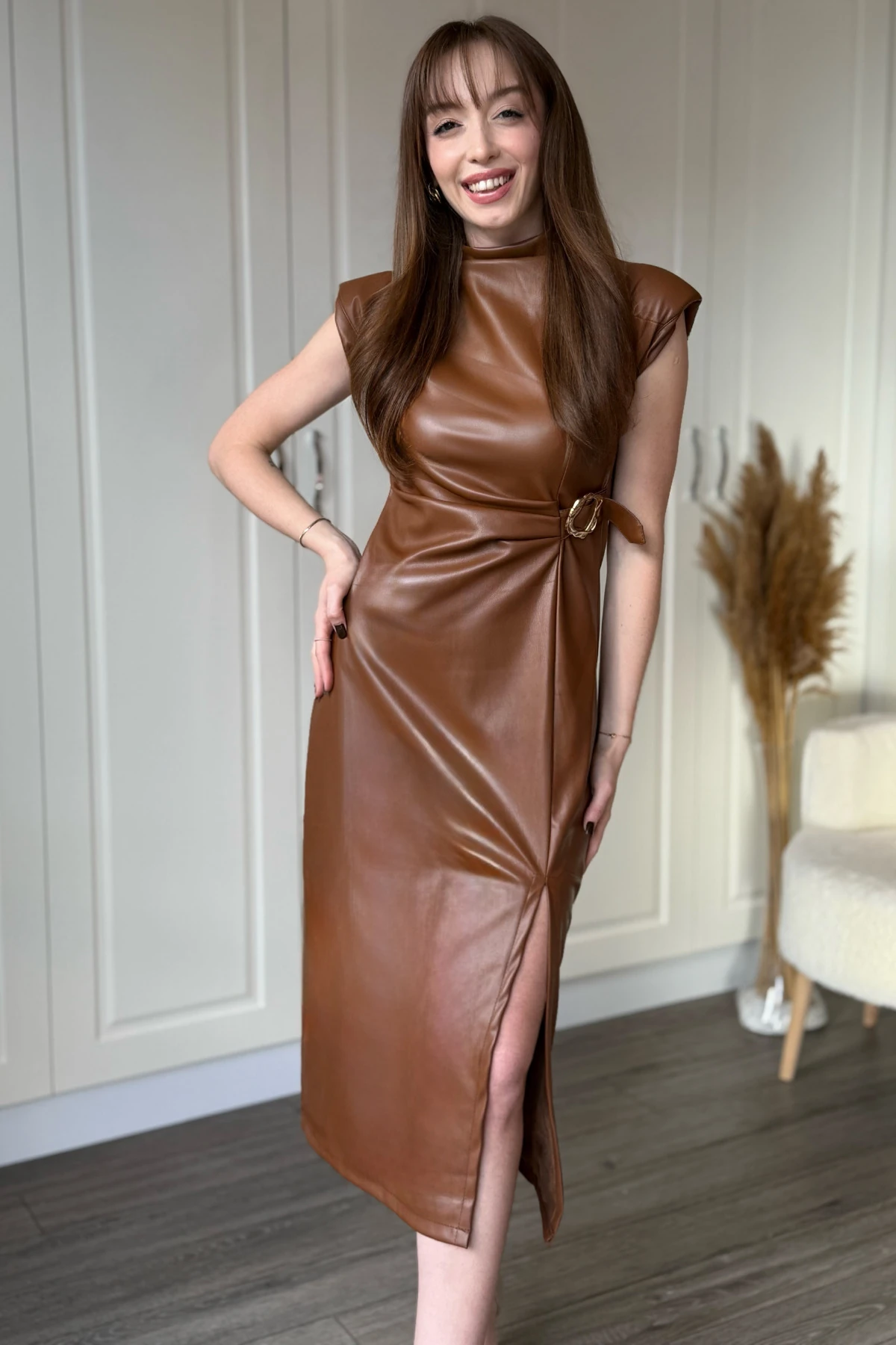 Vatkalı Gold Kemer Detaylı Yırtmaçlı Deri Elbise